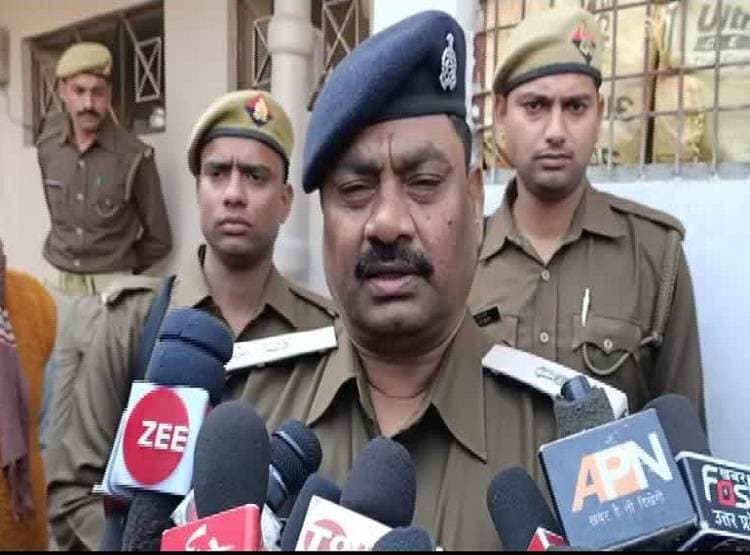 घर से आ रही थी बदबू, अंदर झांका तो फटी रह गईं आंखें, एक साथ मिली पांच लाशें