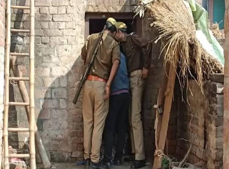 घर से आ रही थी बदबू, अंदर झांका तो फटी रह गईं आंखें, एक साथ मिली पांच लाशें