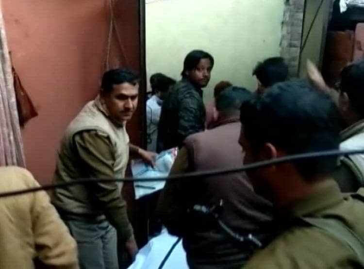 देर रात पड़ोसी के घर थी पत्नी, अवैध संबंध के शक में पति ने मारी गोली