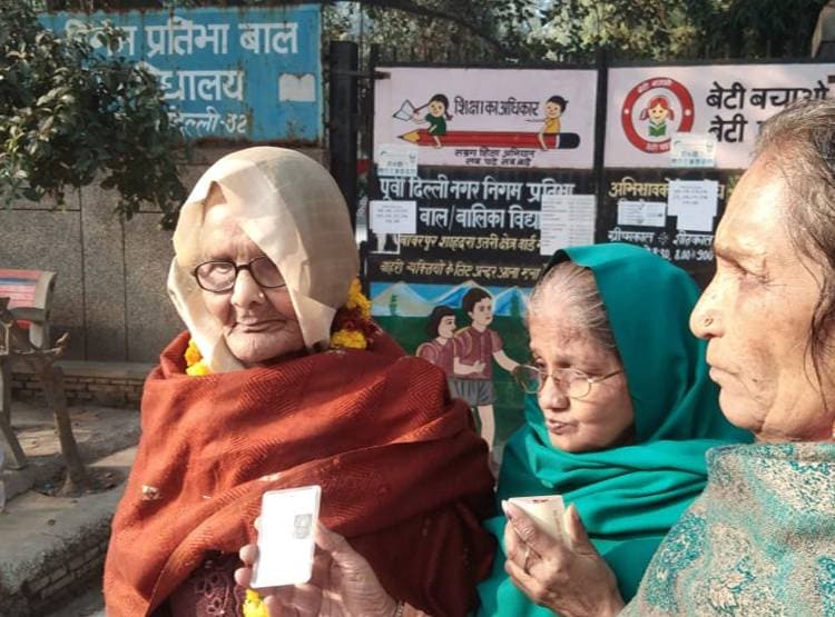 दिल्ली चुनाव की सबसे ताकतवर तस्वीर, 110 साल की महिला ने डाला वोट