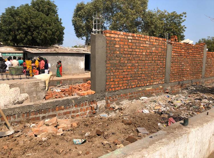 ट्रंप से छिपानी है गुजरात की गरीबी, झुग्गियों के सामने बना दी ऊंची दीवार