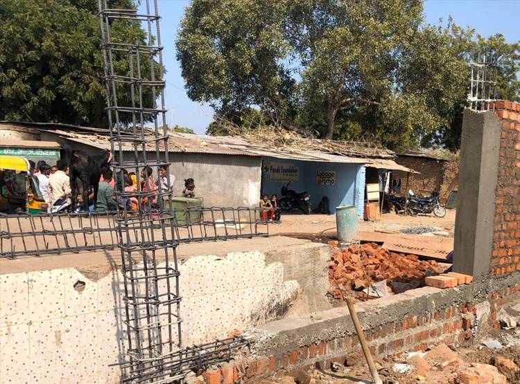 ट्रंप से छिपानी है गुजरात की गरीबी, झुग्गियों के सामने बना दी ऊंची दीवार