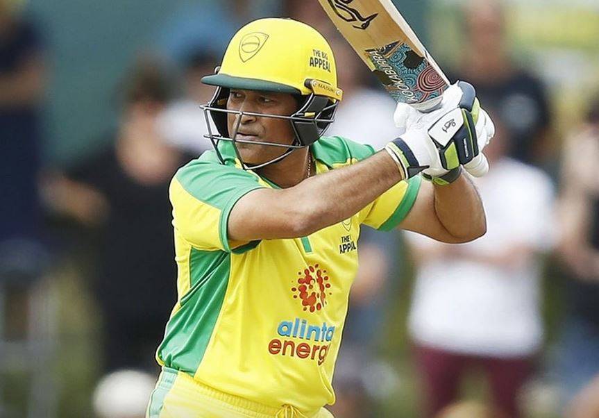 VIDEO: मैदान पर उतरे सचिन तेंदुलकर, चौके जड़कर फैंस का दिल जीता