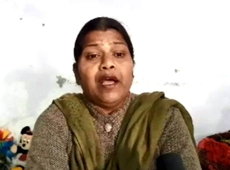 जंजीरों में 2 महीने से बंधा है पति, पत्नी को काला जादू कराने का शक