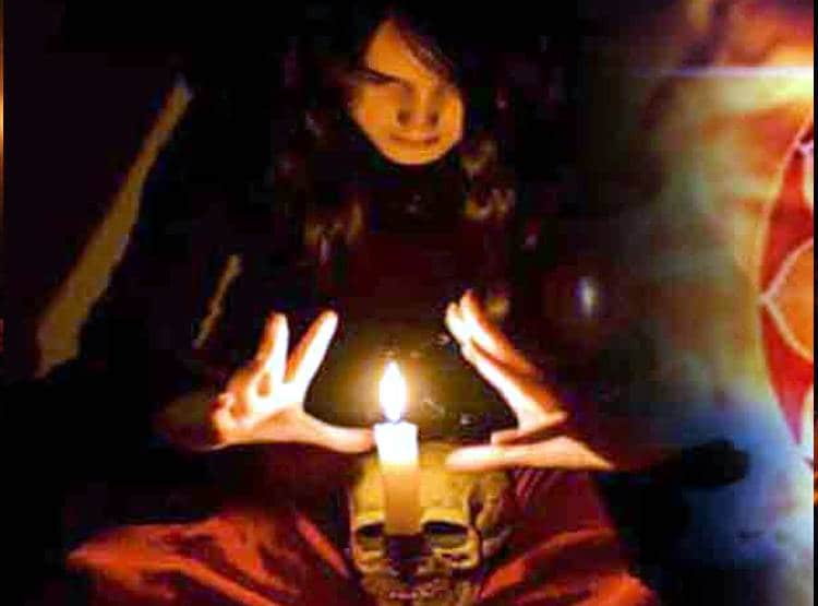 जंजीरों में 2 महीने से बंधा है पति, पत्नी को काला जादू कराने का शक