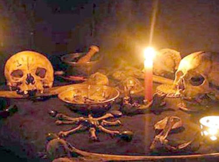 जंजीरों में 2 महीने से बंधा है पति, पत्नी को काला जादू कराने का शक