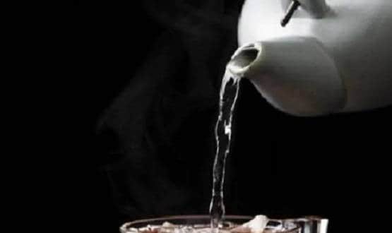 घरों में नल से अचानक निकलने लगी शराब, लोग रह गए सन्न