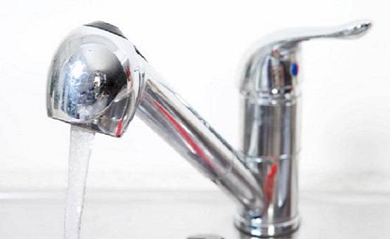 घरों में नल से अचानक निकलने लगी शराब, लोग रह गए सन्न