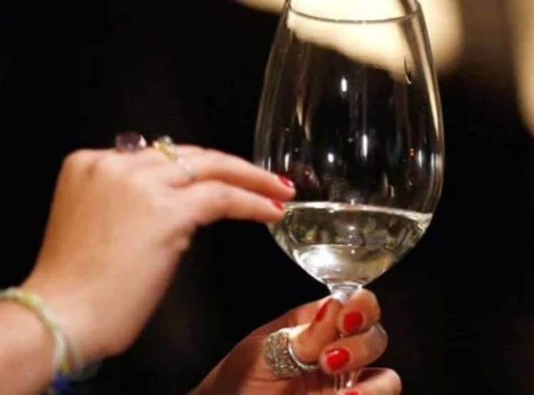 महिला का टेस्ट करते ही चौंके डॉक्टर, यूरीन की जगह बन रही शराब