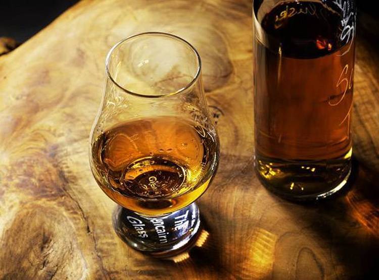 महिला का टेस्ट करते ही चौंके डॉक्टर, यूरीन की जगह बन रही शराब