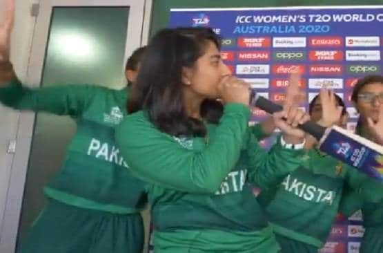 पाकिस्तानी महिला टीम ने बैट पकड़कर किया डांस, फैंस ने दी भद्दी गालियां