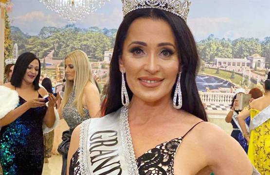 उम्र 50 साल, बेपनाह खूबसूरत: ब्यूटी कॉन्टेस्ट जीतकर 'दादी मां' ने मचाई सनसनी