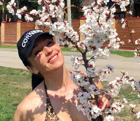 उम्र 50 साल, बेपनाह खूबसूरत: ब्यूटी कॉन्टेस्ट जीतकर 'दादी मां' ने मचाई सनसनी