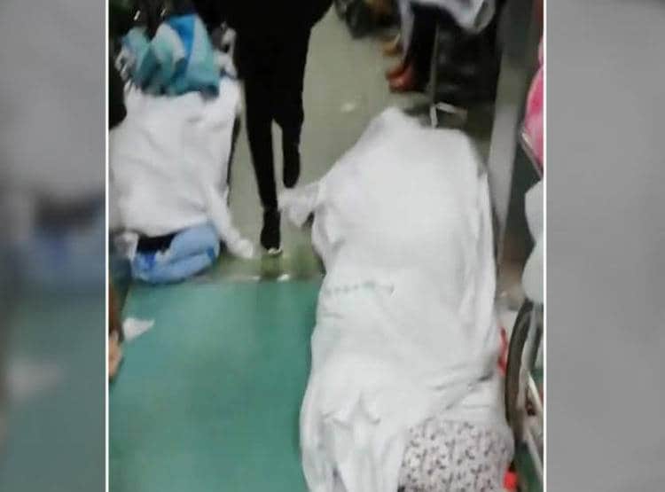 चीन में सड़कों पर मिल रही हैं लाशें, कोरोना वायरस से मरकर गिर रहे हैं लोग