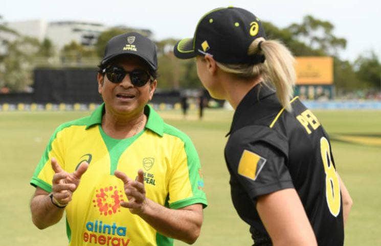 VIDEO: मैदान पर उतरे सचिन तेंदुलकर, चौके जड़कर फैंस का दिल जीता