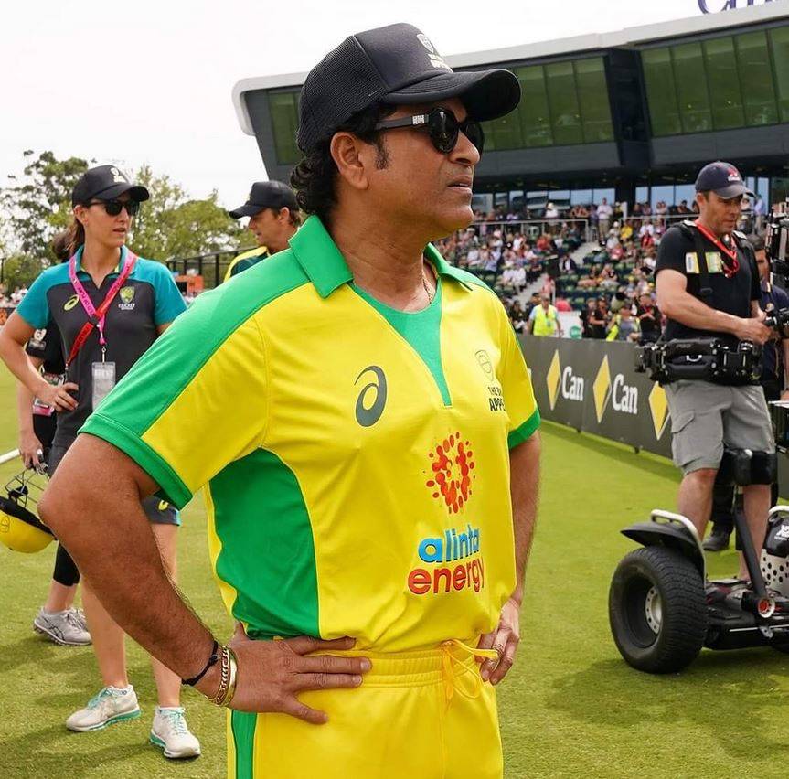 VIDEO: मैदान पर उतरे सचिन तेंदुलकर, चौके जड़कर फैंस का दिल जीता