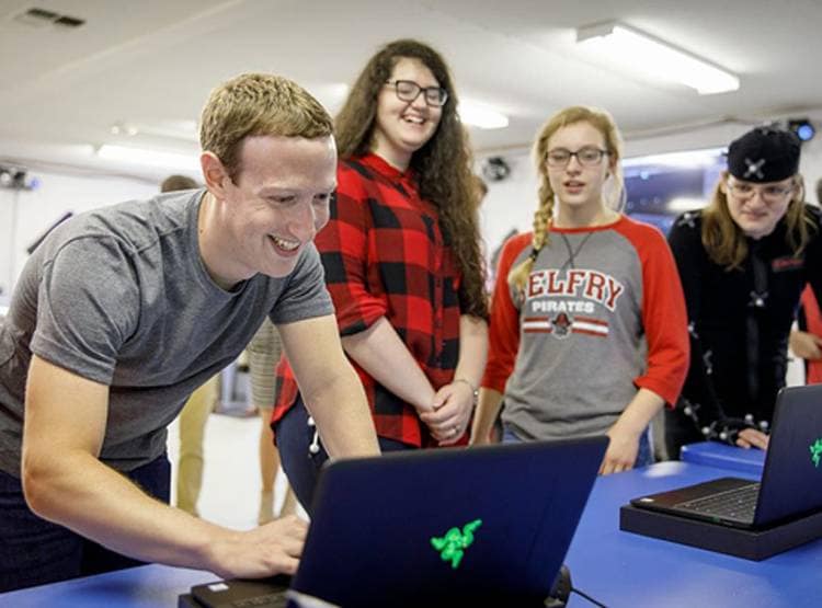 कॉलेज छोड़ा, क्लासमेट से प्यार, ऐसी है FB के फाउंडर जकरबर्ग की लाइफ