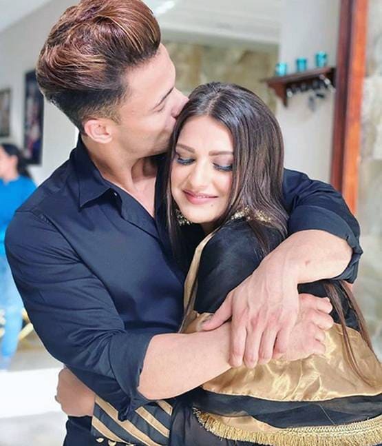 कोरोना के बीच आसिम-हिमांशी ने किया सॉन्ग प्रमोट, मास्क पहने आए नजर