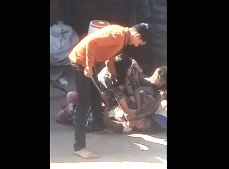 नीचे गिरी मह‍िला पर तलवार से करने वाला था वार, ग‍िड़ग‍िड़ा उठीं बेट‍ियां