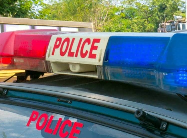 लॉकडाउन में घूमने निकली फैमिली, कैदी वाली वैन में ले गई पुलिस