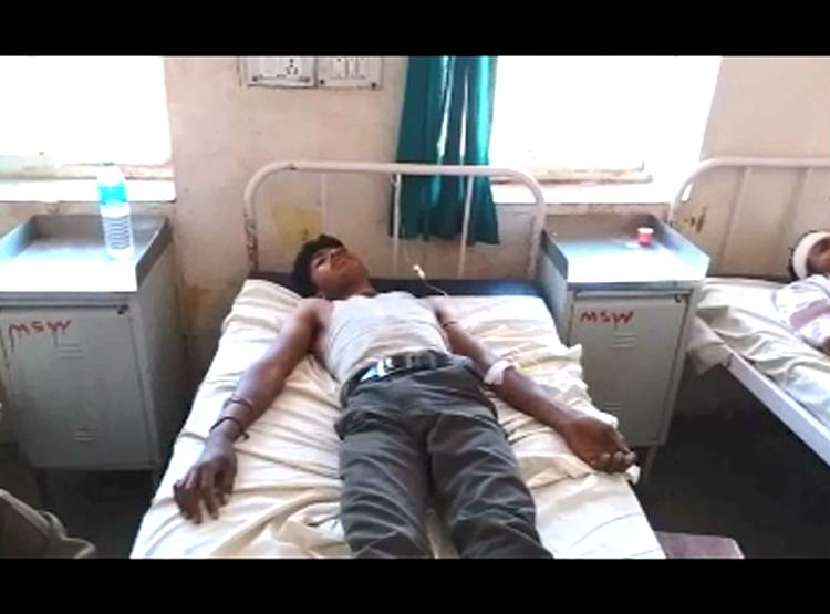 नीचे गिरी मह‍िला पर तलवार से करने वाला था वार, ग‍िड़ग‍िड़ा उठीं बेट‍ियां