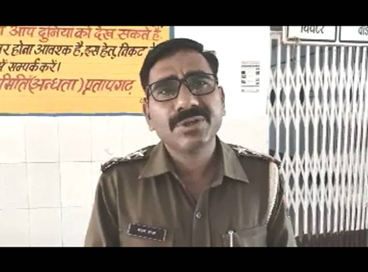 नीचे गिरी मह‍िला पर तलवार से करने वाला था वार, ग‍िड़ग‍िड़ा उठीं बेट‍ियां