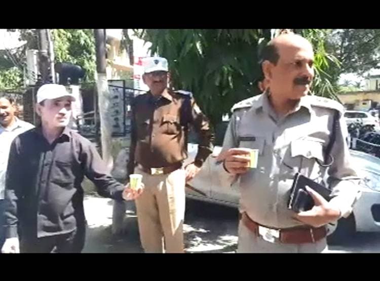 ताबीज के बाद अब चाय से भगा रहे कोरोना वायरस, खुल गई पोल