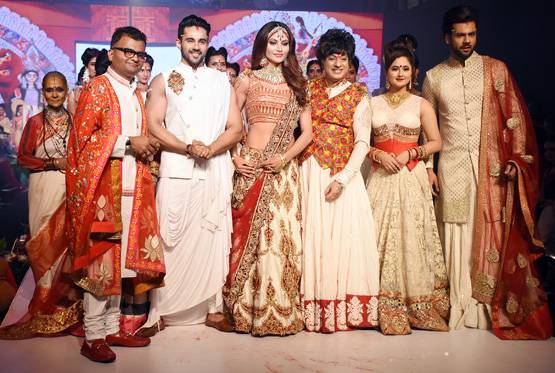 रश्मि देसाई ने रैंप पर बिखेरा जलवा, ट्रेडिशनल गेटअप में जंचे विशाल