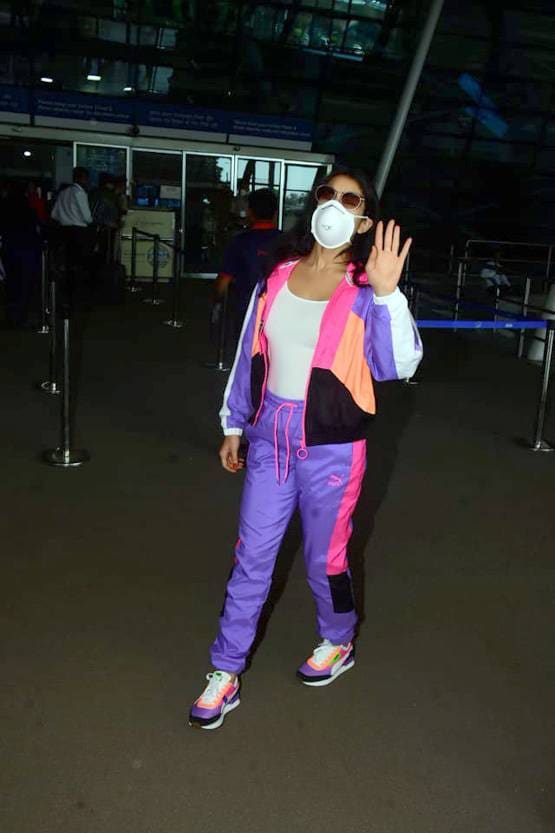 कोरोना वायरस से सावधानी बरत रहीं एक्ट्रेस, मास्क लगाए दिखीं सारा-उर्वशी