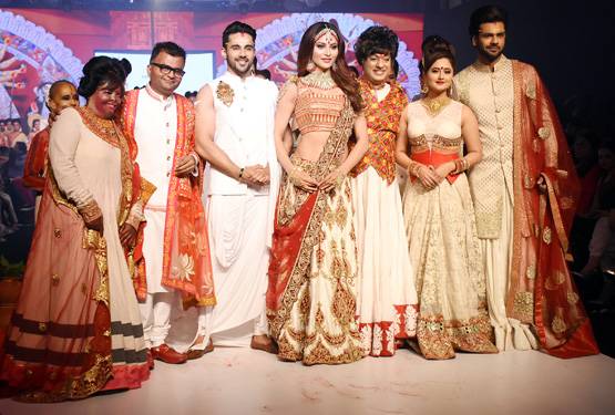 रश्मि देसाई ने रैंप पर बिखेरा जलवा, ट्रेडिशनल गेटअप में जंचे विशाल