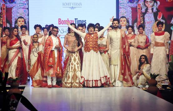 रश्मि देसाई ने रैंप पर बिखेरा जलवा, ट्रेडिशनल गेटअप में जंचे विशाल