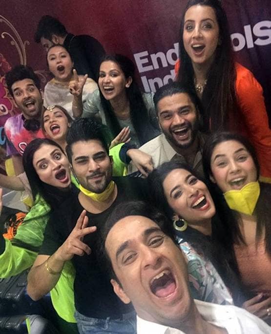 कोरोना की वजह से बंद पारस-शहनाज के शो की शूटिंग, घर लौटे कंटेस्टेंट्स