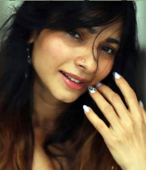 कोरोना खौफ के बीच पूल में रिलैक्स कर रहीं तनीषा, बिकिनी फोटो वायरल