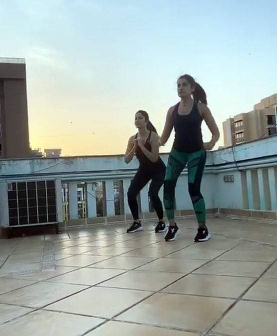 कोरोना नहीं बना रोड़ा, कोई छत पर तो कोई सोफे की मदद से कर रहा वर्कआउट