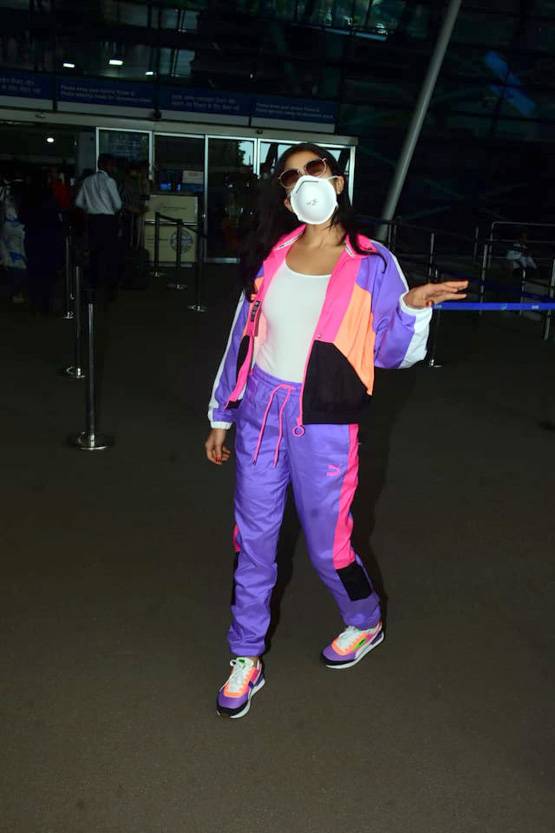 कोरोना वायरस से सावधानी बरत रहीं एक्ट्रेस, मास्क लगाए दिखीं सारा-उर्वशी