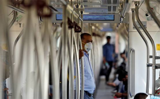 क्या निर्जीव वस्तु को छूने से हो रहे हैं लोग कोरोना के शिकार? पढ़ें जवाब