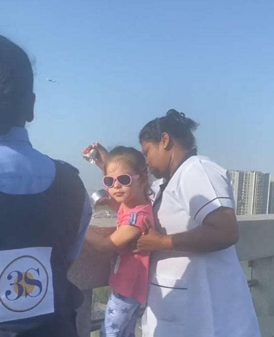 कोरोना कमांडो को नन्हे स्टारकिड्स का क्यूट सलाम, बजाई थाली और घंटी