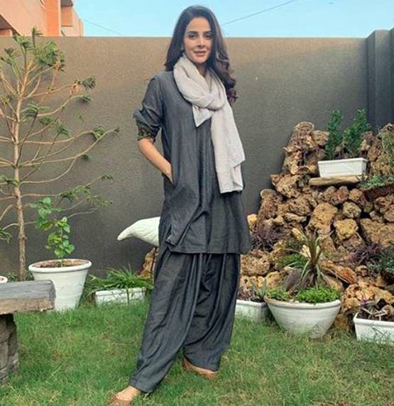 पर्दे पर इरफान संग हिट रही ये पाक एक्ट्रेस, रियल लाइफ में है ग्लैमरस