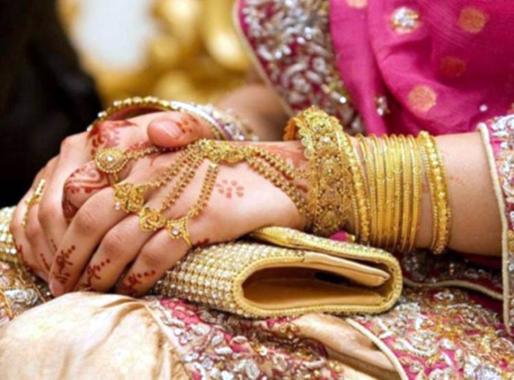 2 लड़कियों से मंदिर में अनोखी शादी, दोनों की मांग में भरा स‍िंदूर