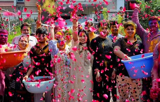 होली पर कोरोना वायरस से नहीं डरे लोग, देखें जश्न की तस्वीरें