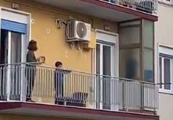 घरों में बंद इटली के लोग, हौसला बढ़ाने को बालकनी में गा रहे गाना