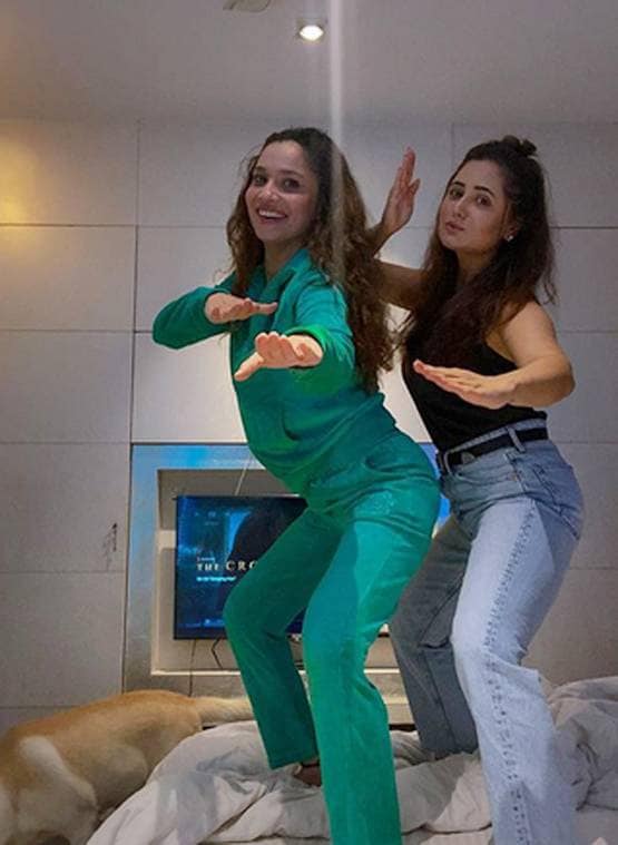 क्वारनटीन में रश्मि-अंकिता की मस्ती, BB के ऐतिहासिक सीन को किया रीक्रिएट