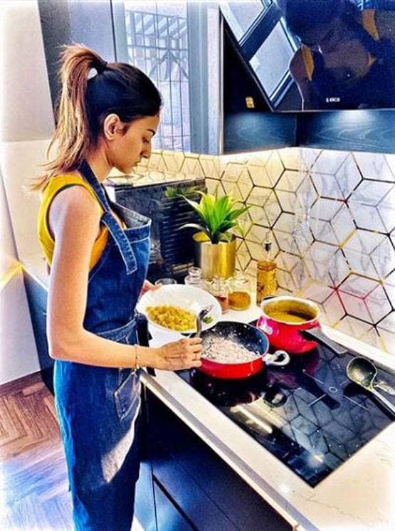 घर में रहकर कुकिंग कर रही हैं एरिका फर्नांडिस, बनाई स्वादिष्ट दाल