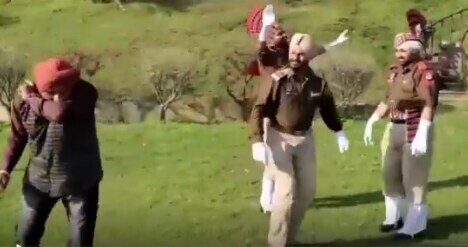 पंजाब पुलिस ने 'बारी बरसी ' पर किया डांस, बताया कैसे रहें कोरोना से सुरक्षित