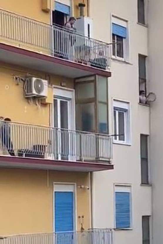 घरों में बंद इटली के लोग, हौसला बढ़ाने को बालकनी में गा रहे गाना