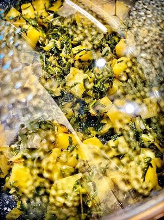 घर में रहकर कुकिंग कर रही हैं एरिका फर्नांडिस, बनाई स्वादिष्ट दाल