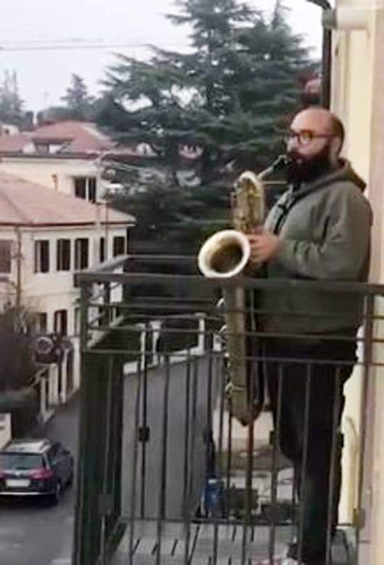 घरों में बंद इटली के लोग, हौसला बढ़ाने को बालकनी में गा रहे गाना