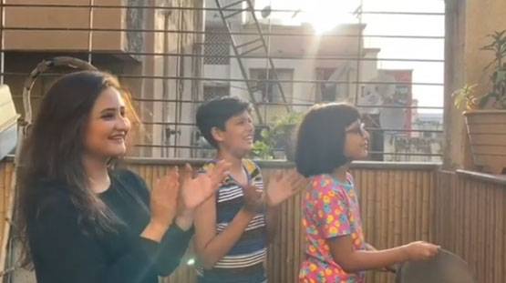 कोरोना कमांडो को नन्हे स्टारकिड्स का क्यूट सलाम, बजाई थाली और घंटी