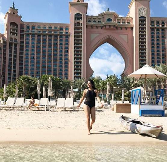 मोनोकिनी में मोनालिसा ने शेयर की फोटो, बिना मेकअप ऐसी आईं नजर