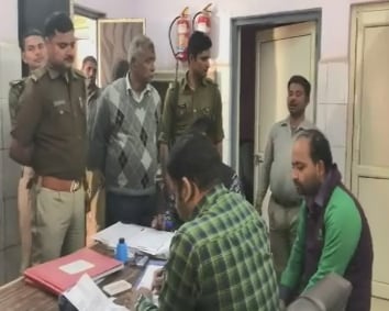 प्रेमी के दरवाजे पर स‍िर पटककर प्रेम‍िका दे रही थी धमकी, फ‍िर...